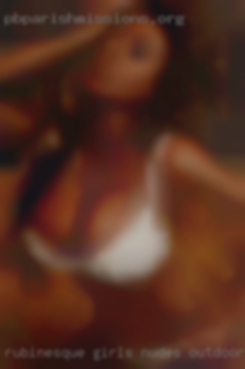 Rubinesque girls nudes outdoor.